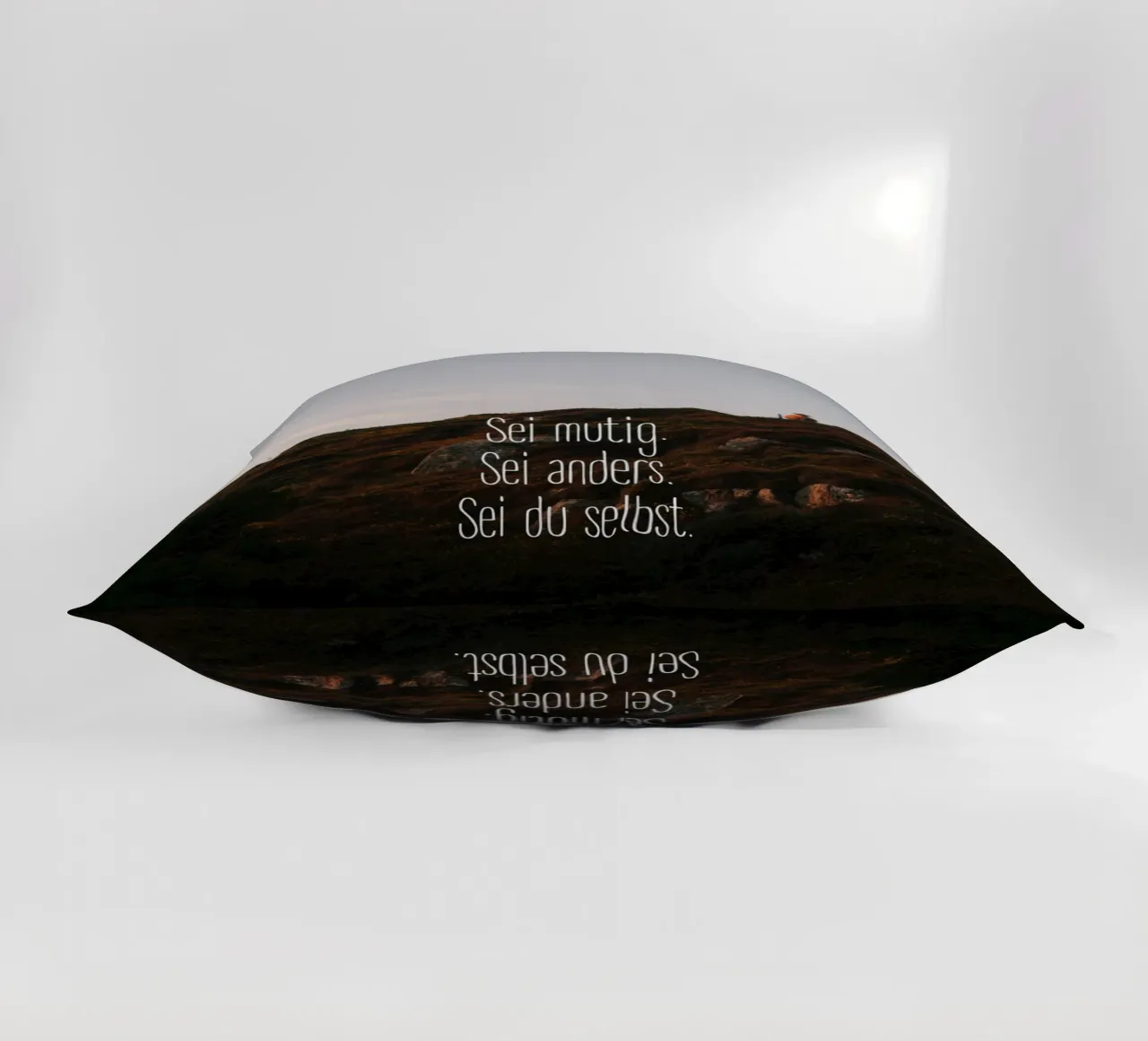 Sei mutig, sei anders, sei du selbst cuscino da Wild Horizon Studio