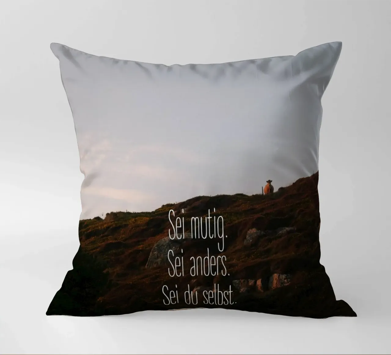 Sei mutig, sei anders, sei du selbst cuscino da Wild Horizon Studio