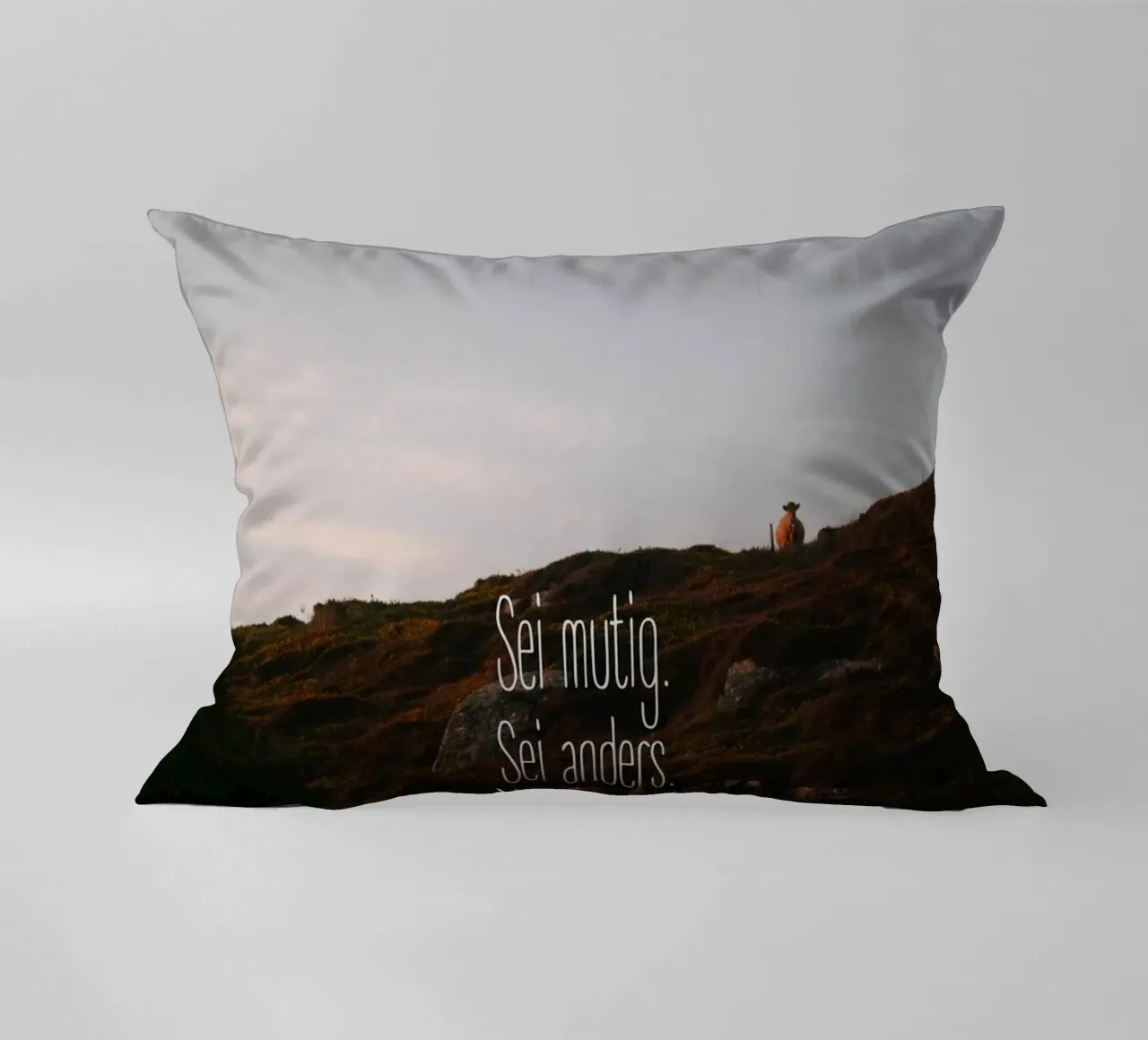 Sei mutig, sei anders, sei du selbst cuscino da Wild Horizon Studio