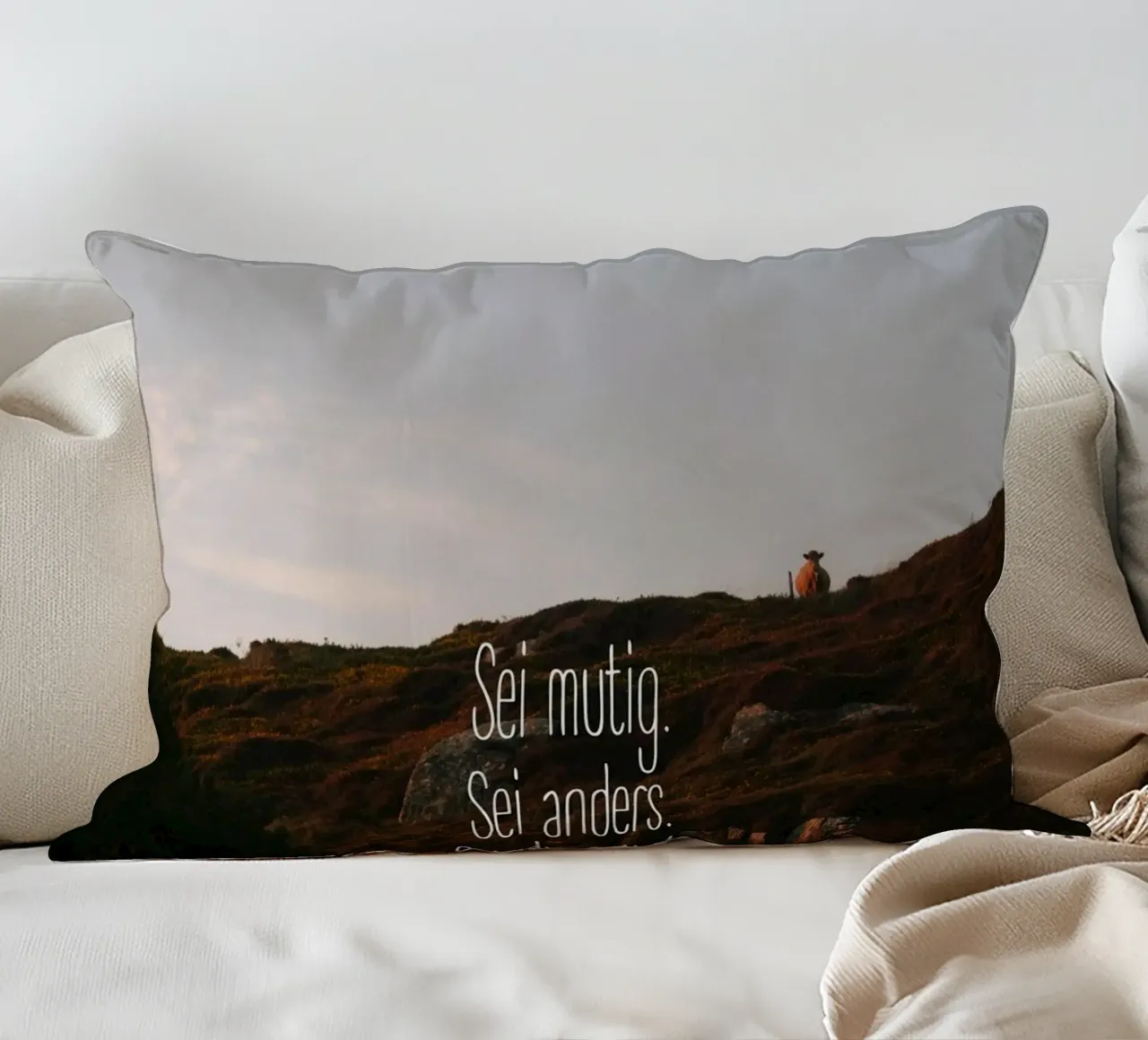 Sei mutig, sei anders, sei du selbst cuscino da The Wild Creative Studio