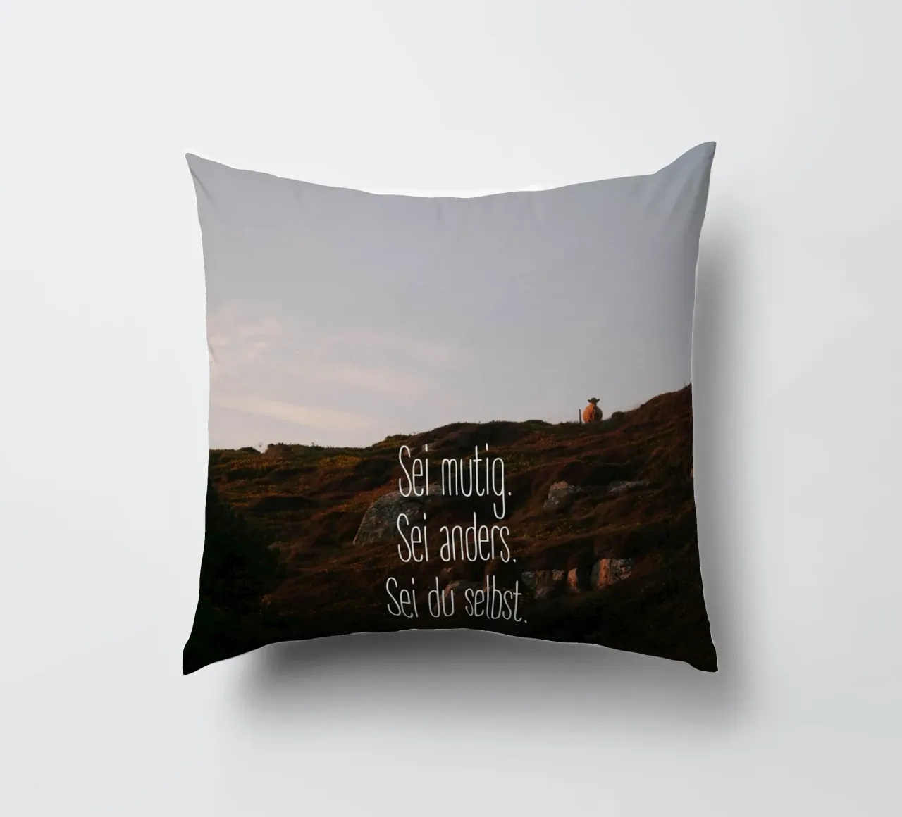 Sei mutig, sei anders, sei du selbst cuscino da Wild Horizon Studio