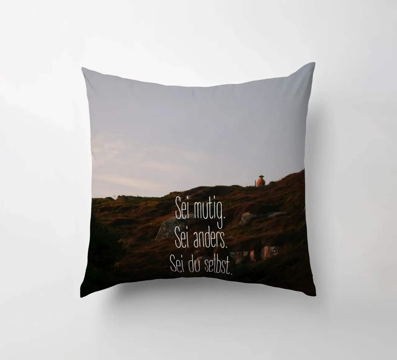 Sei mutig, sei anders, sei du selbst cuscino da Wild Horizon Studio