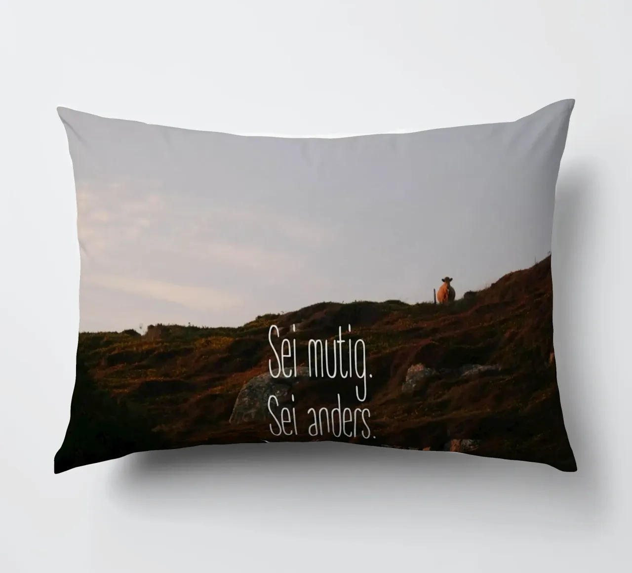 Sei mutig, sei anders, sei du selbst cuscino da Wild Horizon Studio