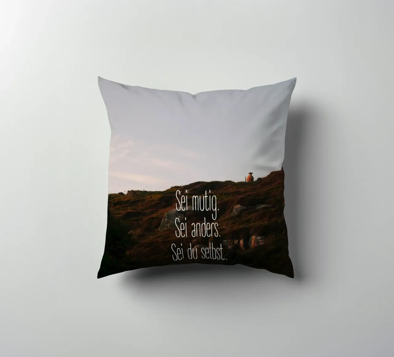 Sei mutig, sei anders, sei du selbst cuscino da The Wild Creative Studio