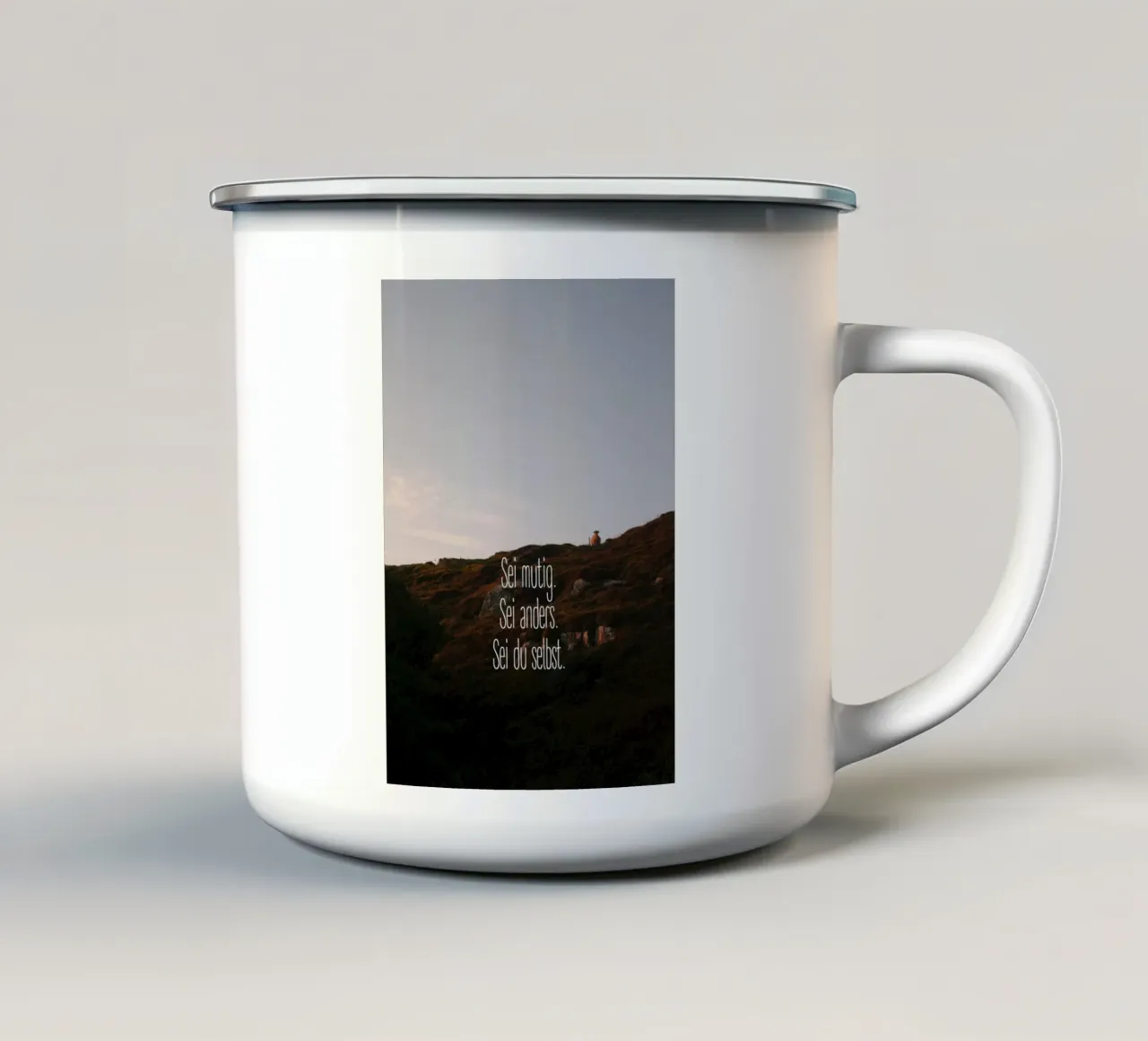 Sei mutig, sei anders, sei du selbst tazza in smalto da The Wild Creative Studio