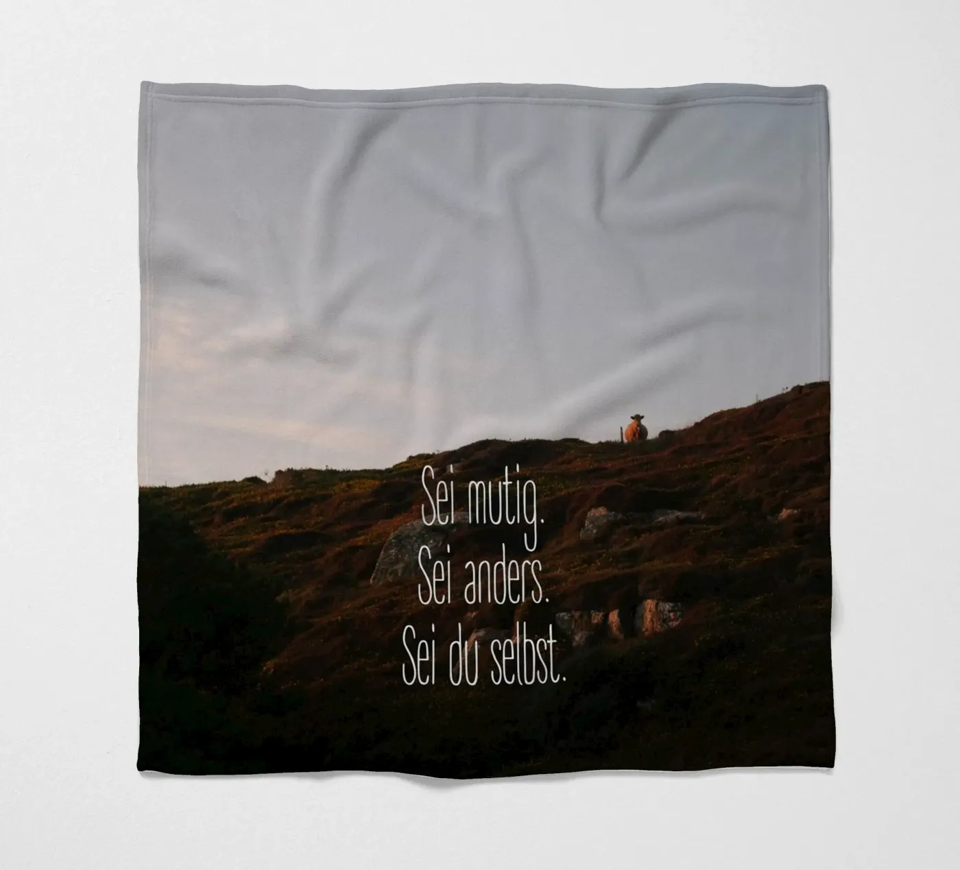 Sei mutig, sei anders, sei du selbst Fleecedecke von Wild Coast Studio