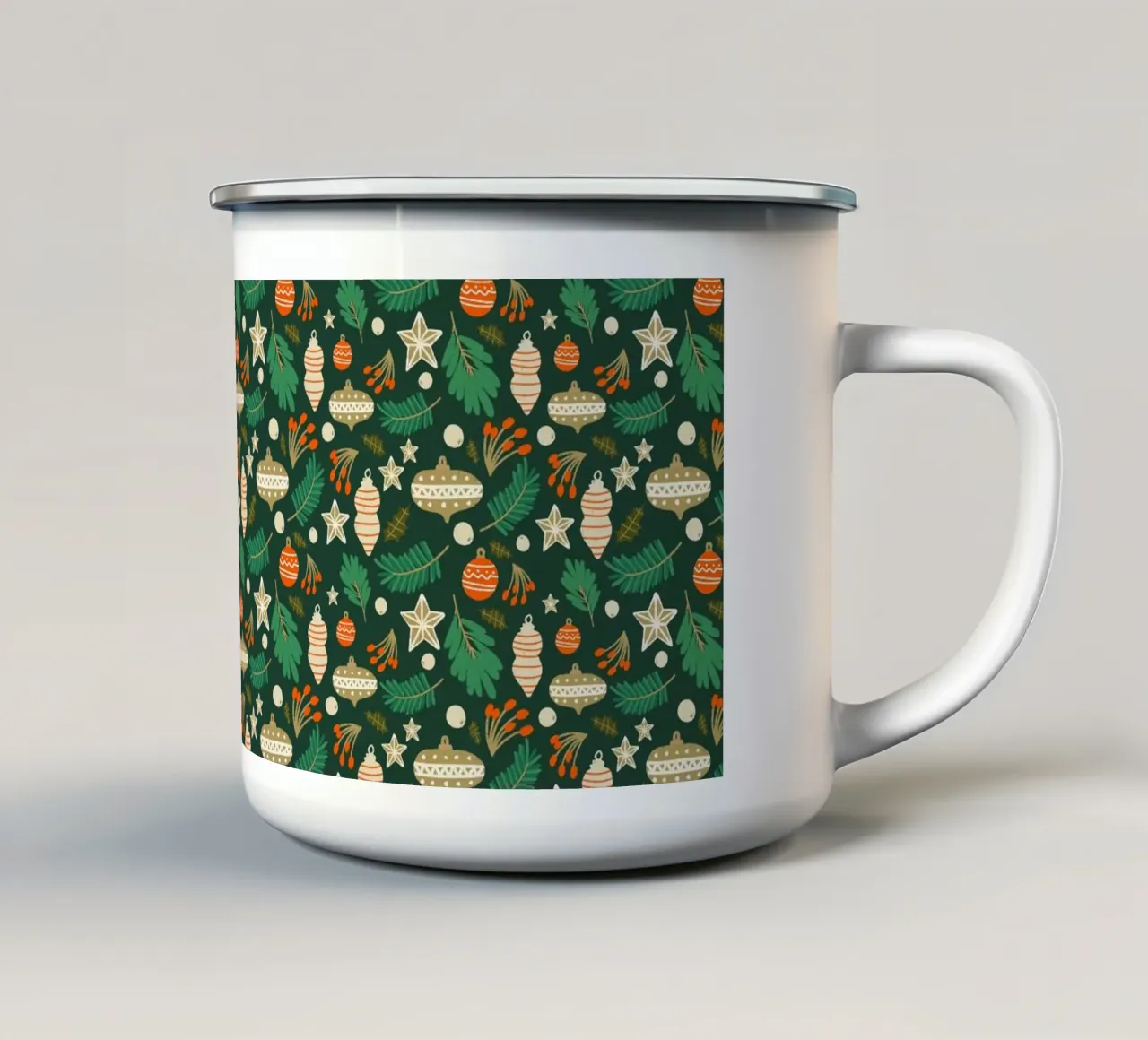 Baubles natalizi e fogliame invernale verde tazza in smalto da susanacosta