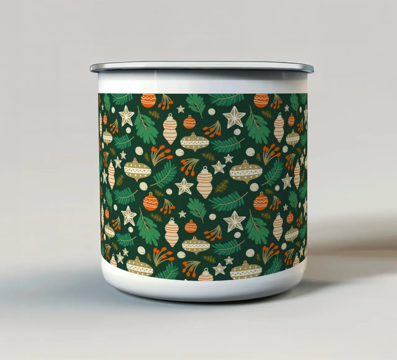 Baubles natalizi e fogliame invernale verde tazza in smalto da susanacosta
