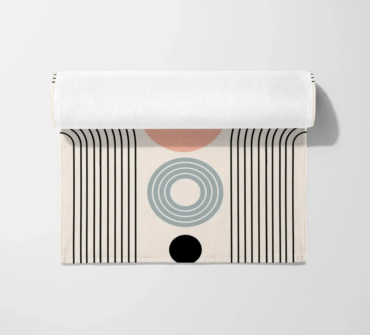 Balanced geometric shapes with circle toalla de playa de LisaArtes