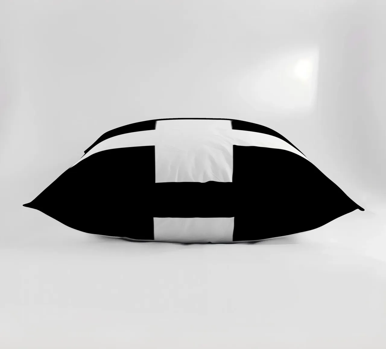 Croce Svizzera Design grafico monocromatico in bianco e nero cuscino da THE MOTIVATED TYPE