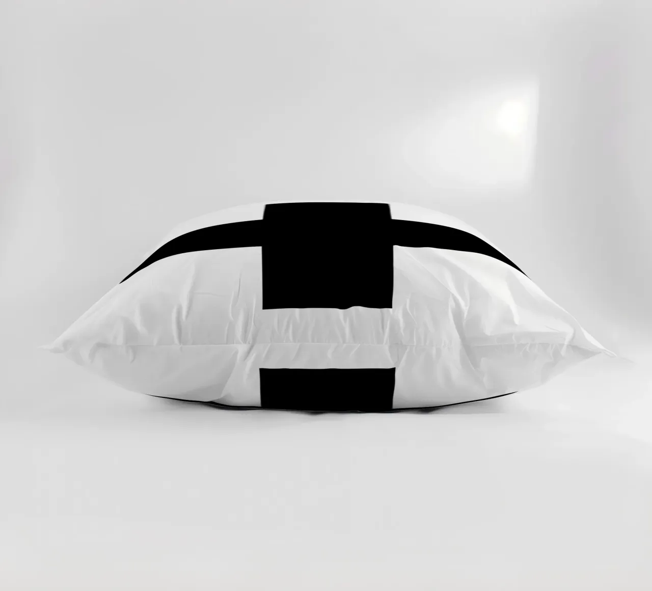 Croce svizzera Bianco e nero Design grafico monocromatico cuscino da THE MOTIVATED TYPE