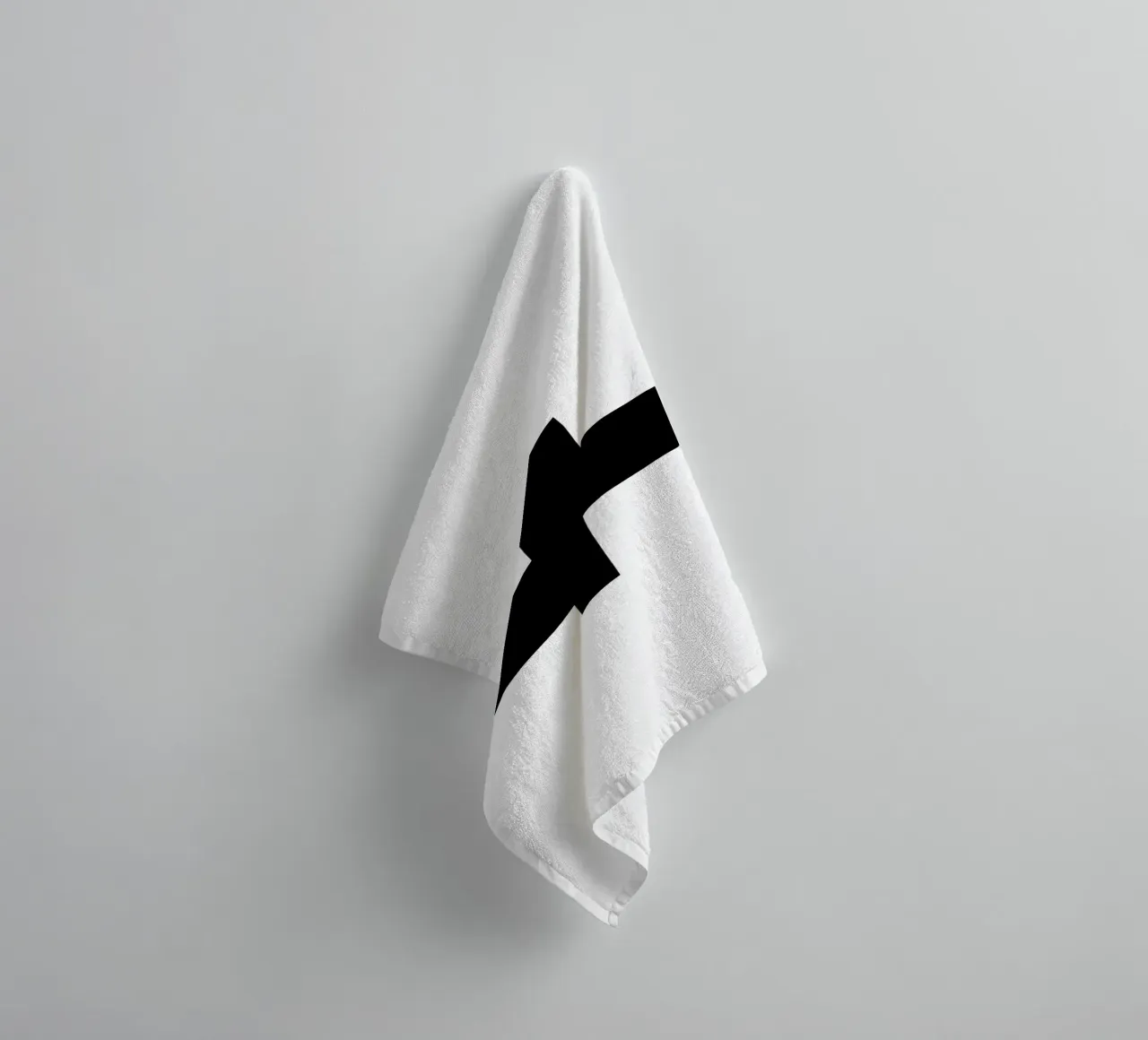 Swiss Cross Blanc et noir Graphisme Monochrome serviette de bain de THE MOTIVATED TYPE