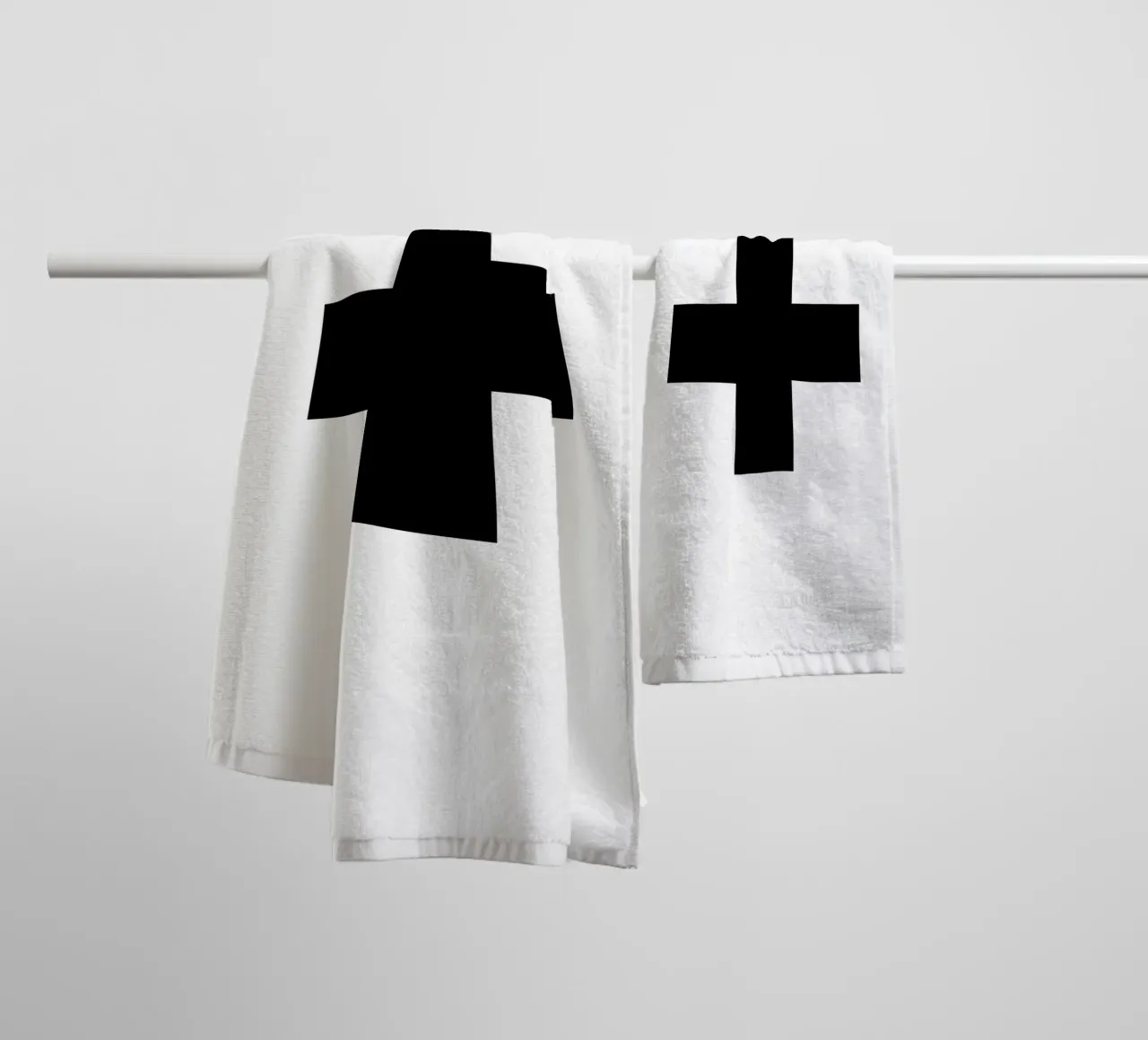 Swiss Cross Blanc et noir Graphisme Monochrome serviette de bain de THE MOTIVATED TYPE