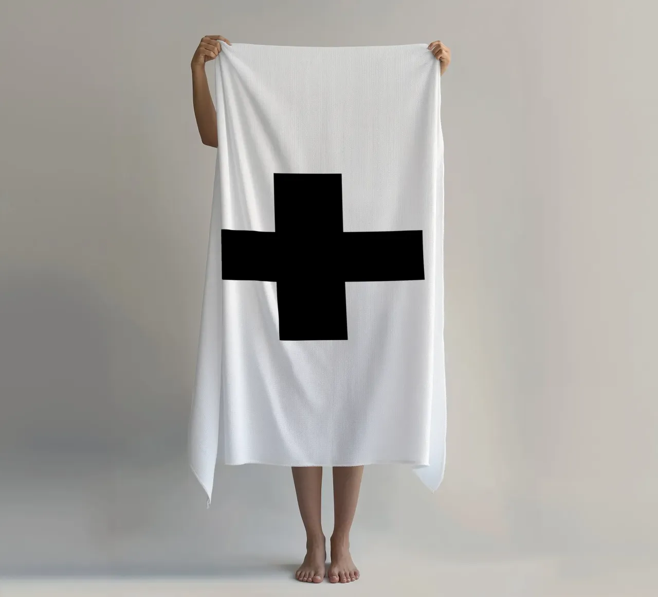 Croce svizzera Bianco e nero Design grafico monocromatico telo mare da THE MOTIVATED TYPE