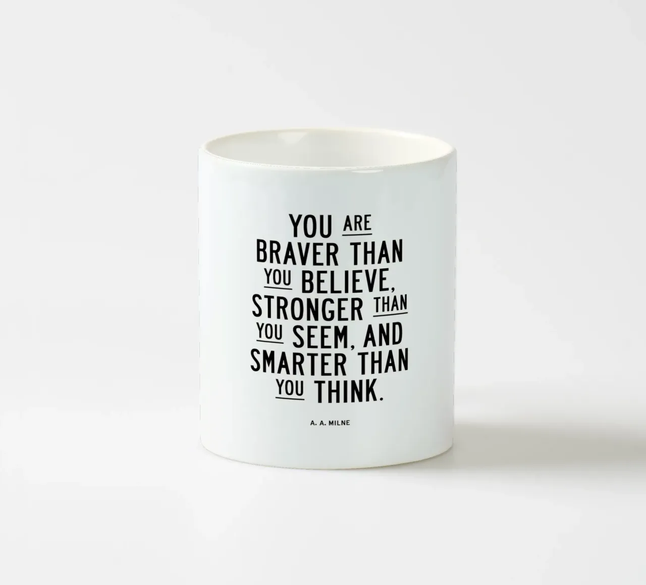Siete più coraggiosi di quanto crediate e più forti di quanto sembriate tazza in ceramica da THE MOTIVATED TYPE