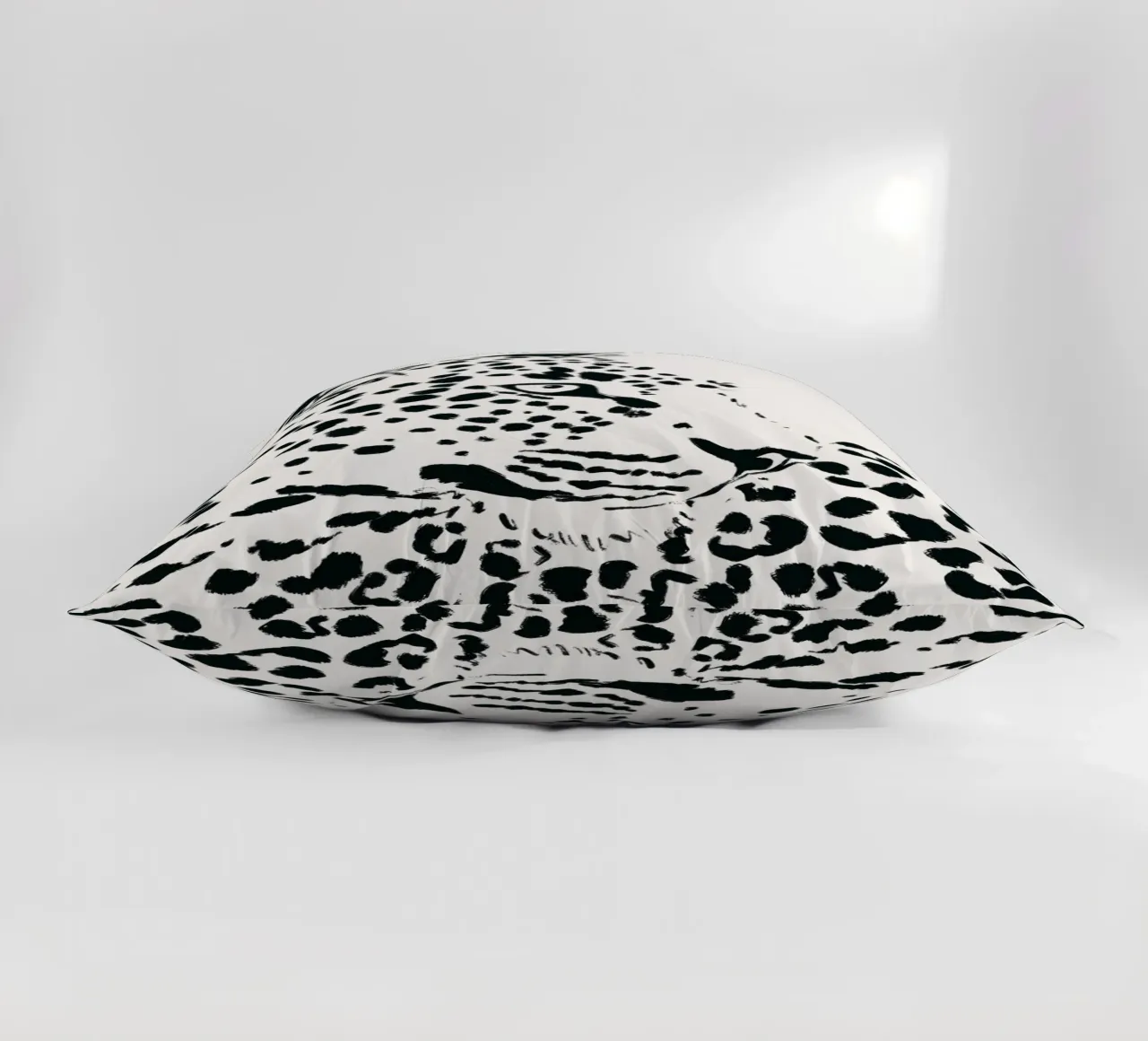 Monochrome Majesty cuscino da SABRIN DEIRANI