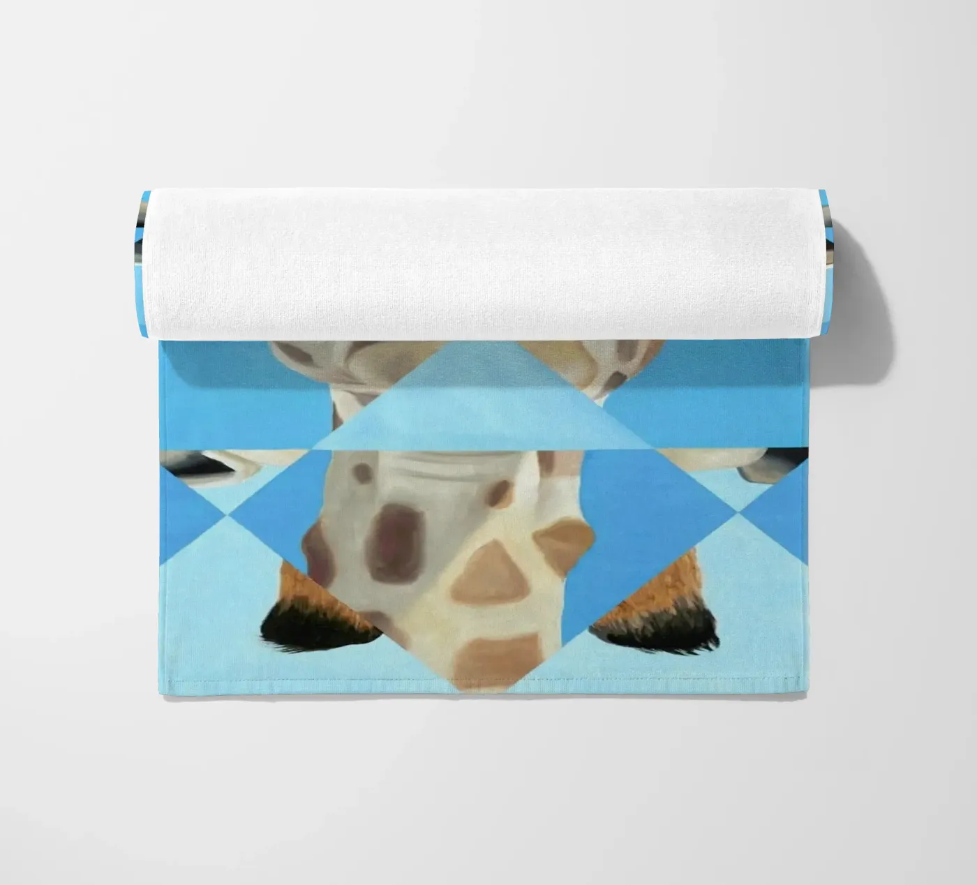 Blue Giraffe telo mare da Allison Chaplin