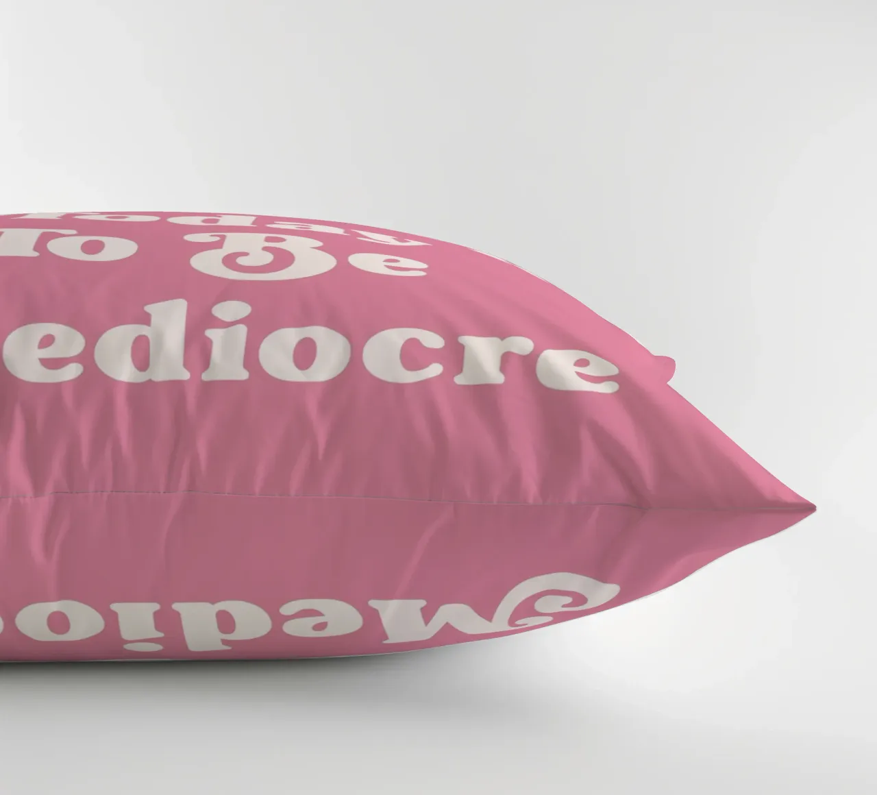 Non ti sei svegliato per essere mediocre (Pink Tone) cuscino da Paigaam Studio