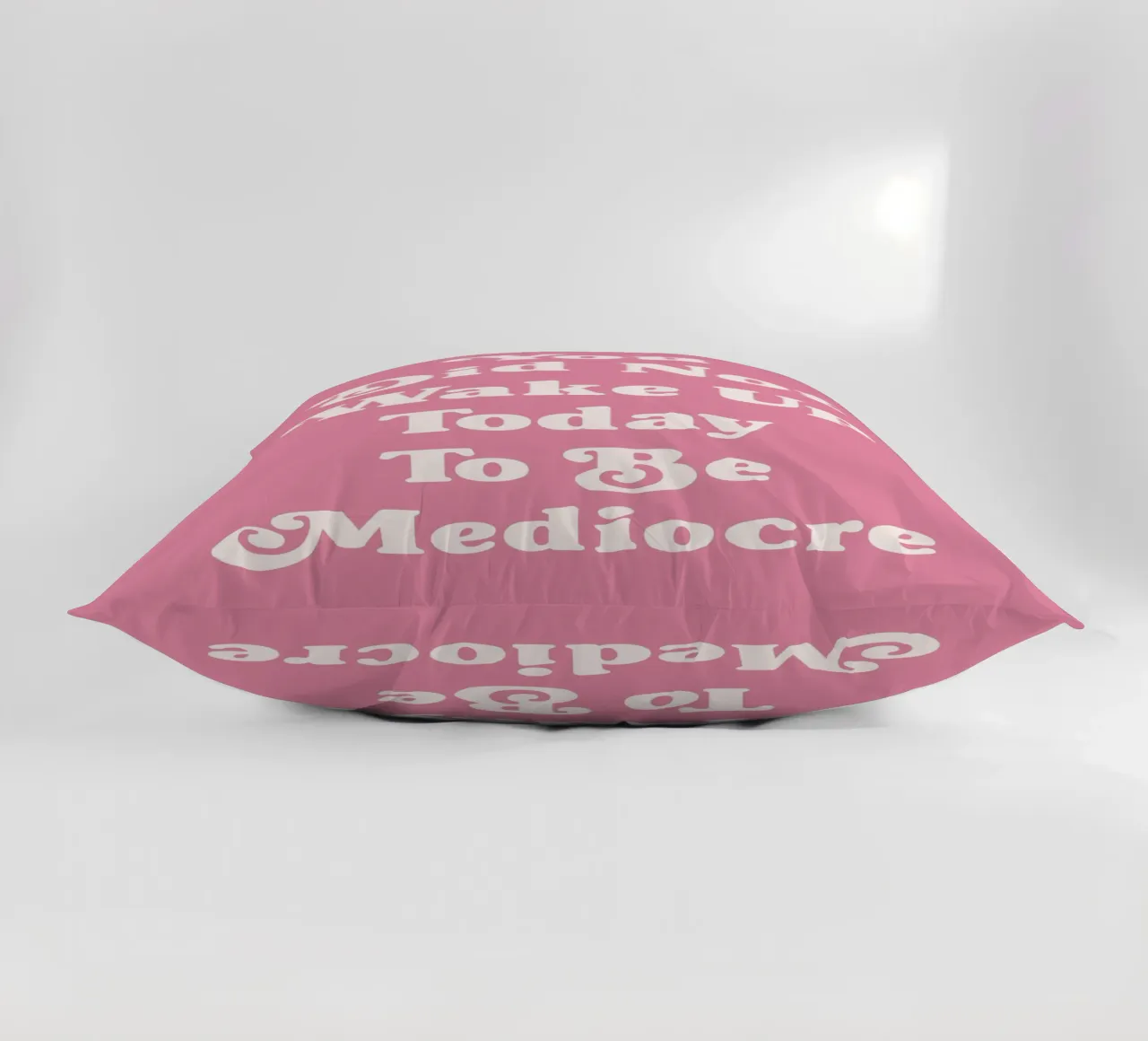 Non ti sei svegliato per essere mediocre (Pink Tone) cuscino da Paigaam Studio
