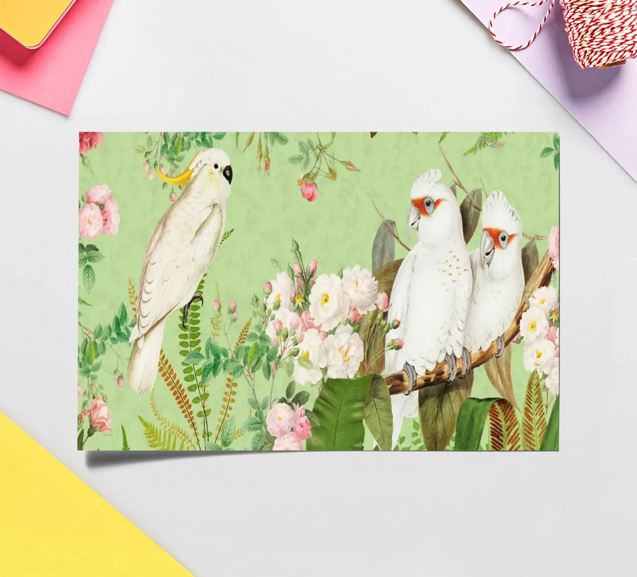 Cacatua esotici d'epoca in una splendida giungla di rose foglio adesivo da Vintage World - Uta Naumann