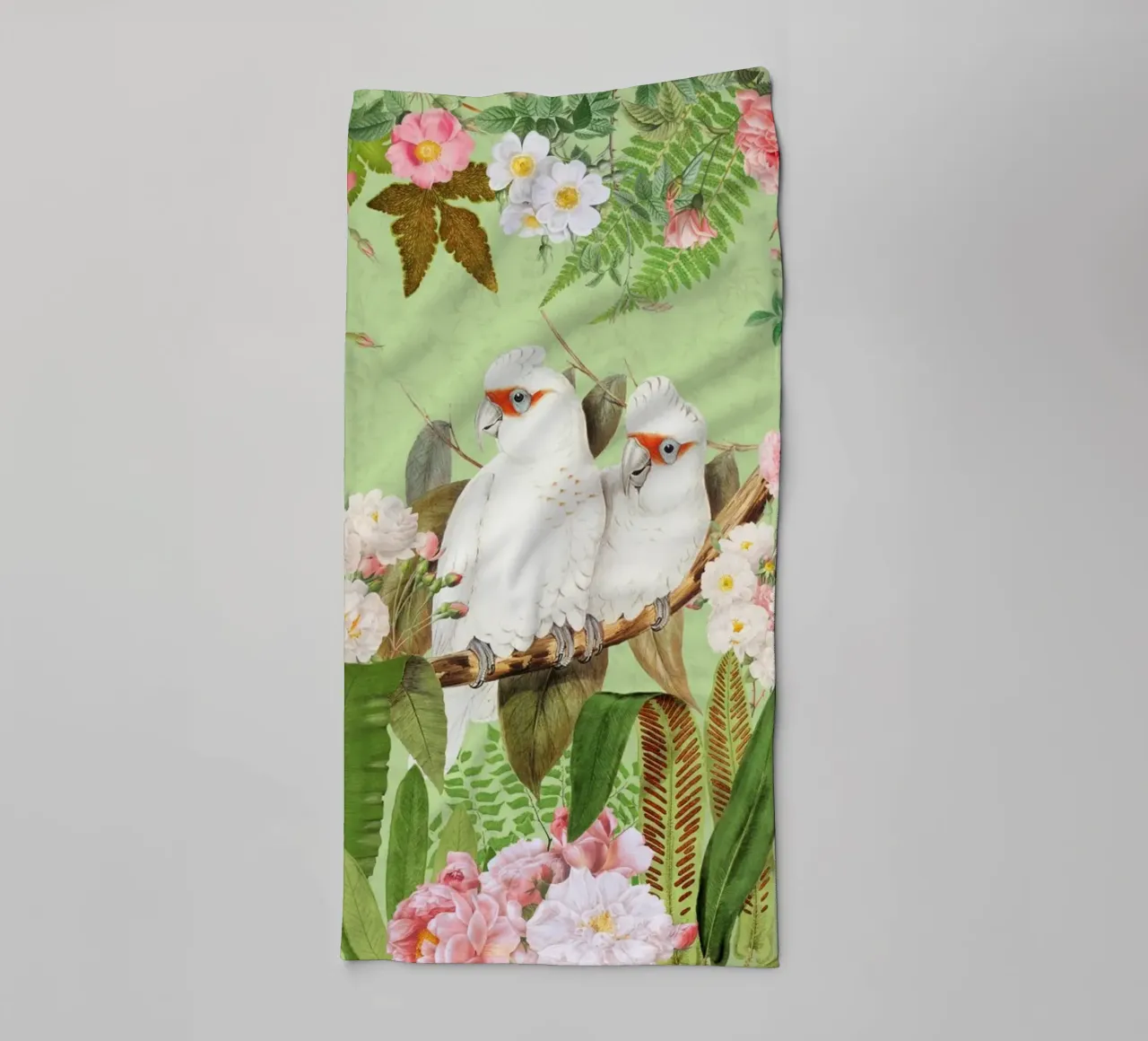 Cacatua esotici d'epoca in una splendida giungla di rose asciugamano da bagno da Vintage World - Uta Naumann