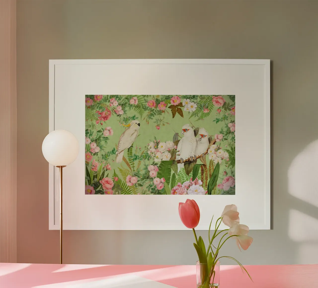 Cacatua esotici d'epoca in una splendida giungla di rose poster con telaio in legno da Vintage World - Uta Naumann