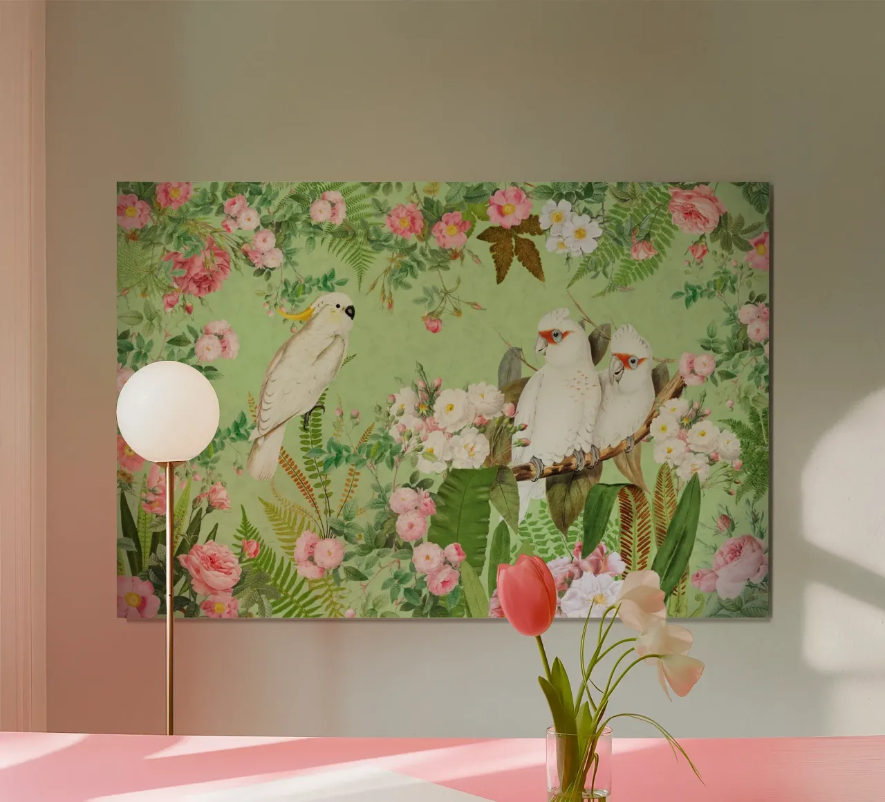 Cacatua esotici d'epoca in una splendida giungla di rose poster con telaio in legno da Vintage World - Uta Naumann