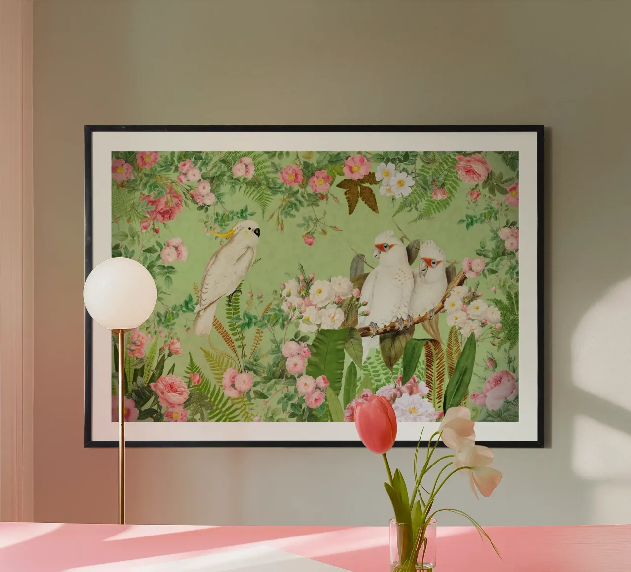 Cacatua esotici d'epoca in una splendida giungla di rose poster con telaio in legno da Vintage World - Uta Naumann