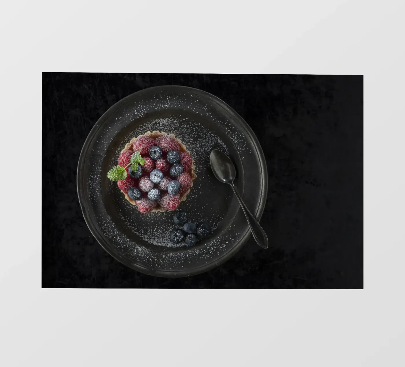 Raspberry tartlets backlit folie van Barbara Buderath Fotodesign