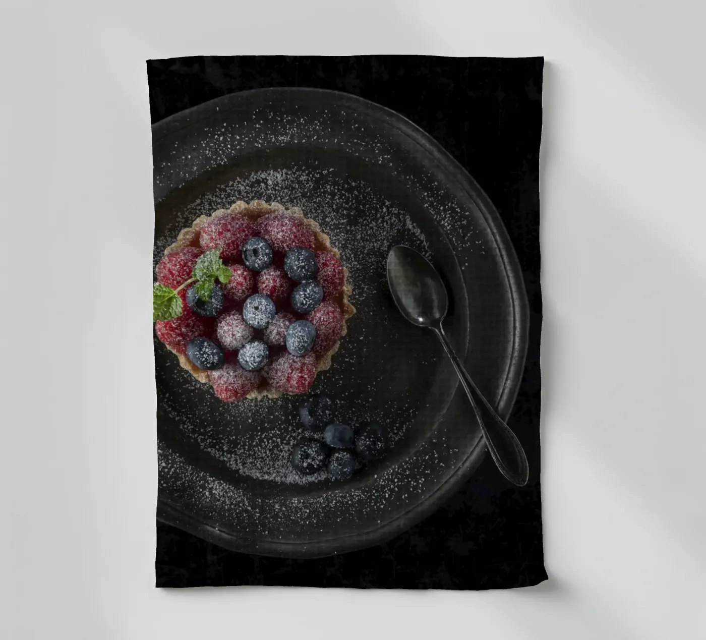 Raspberry tartlets Geschirrtuch von Barbara Buderath Fotodesign