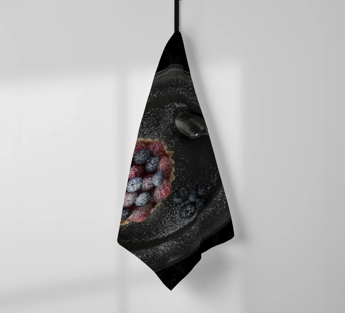 Raspberry tartlets Geschirrtuch von Barbara Buderath Fotodesign