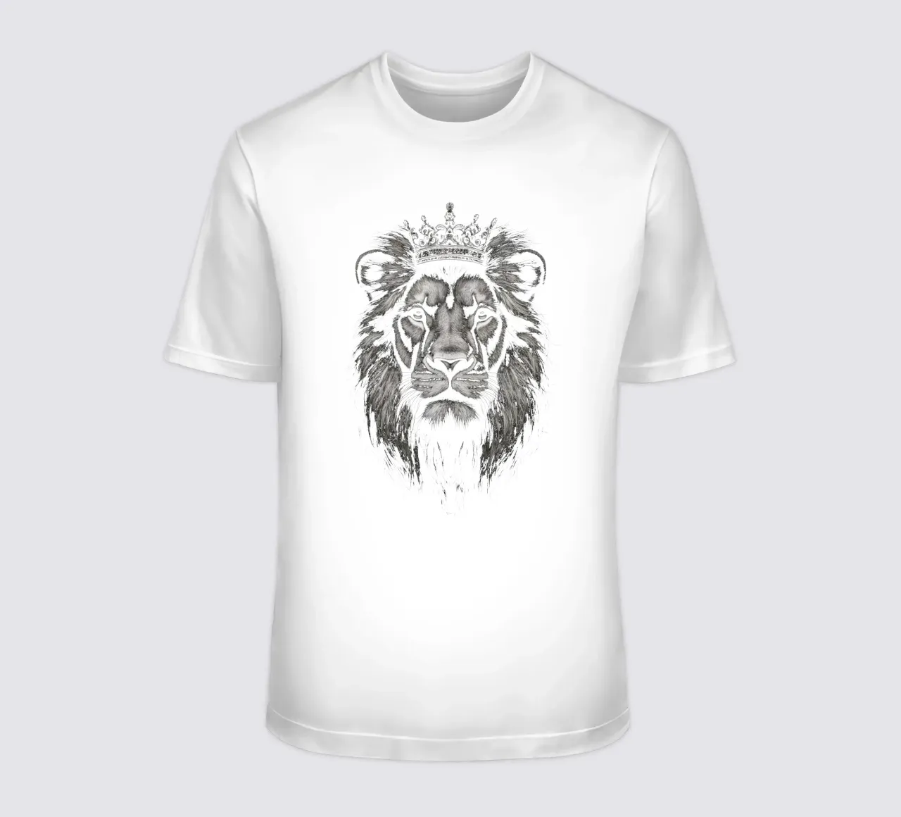 Leeuwenkoning met kroon op zwart t-shirt van Autofocus