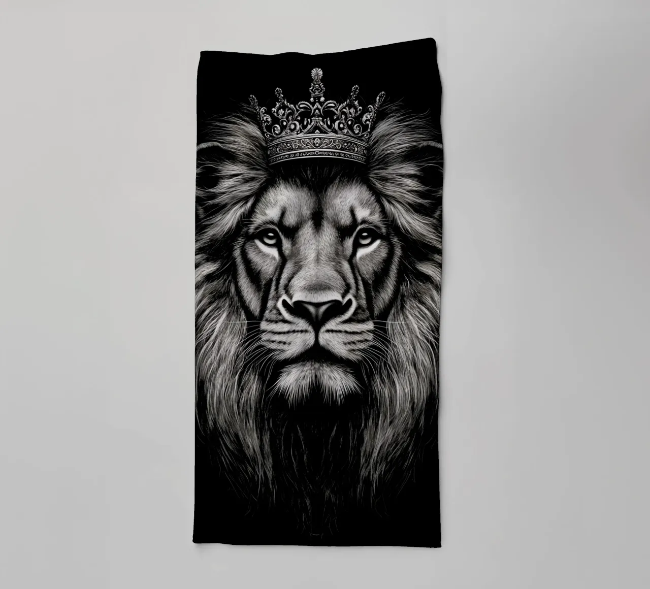 Leeuwenkoning met kroon op zwart badhanddoek van Autofocus