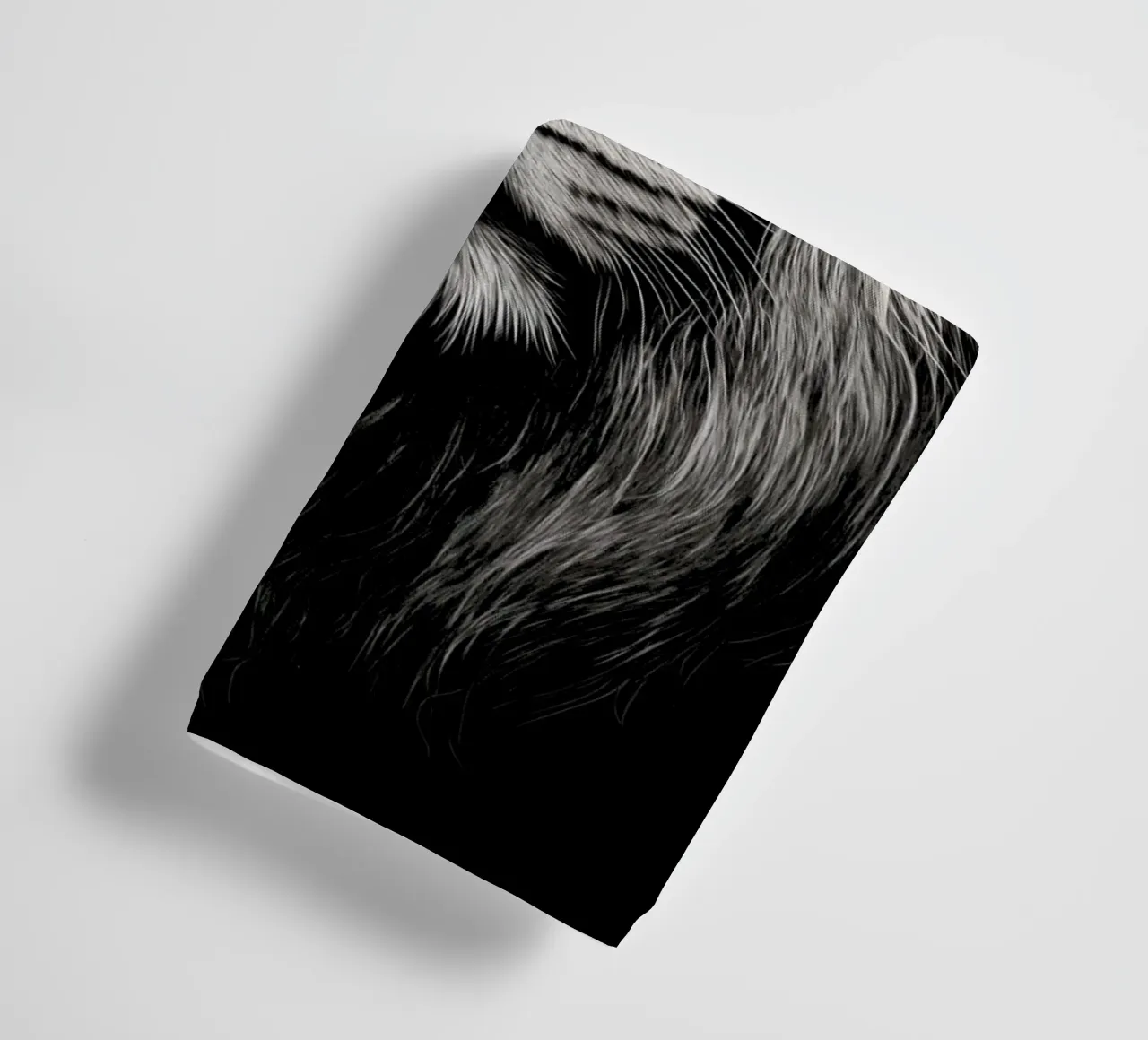 Leeuwenkoning met kroon op zwart badhanddoek van Autofocus