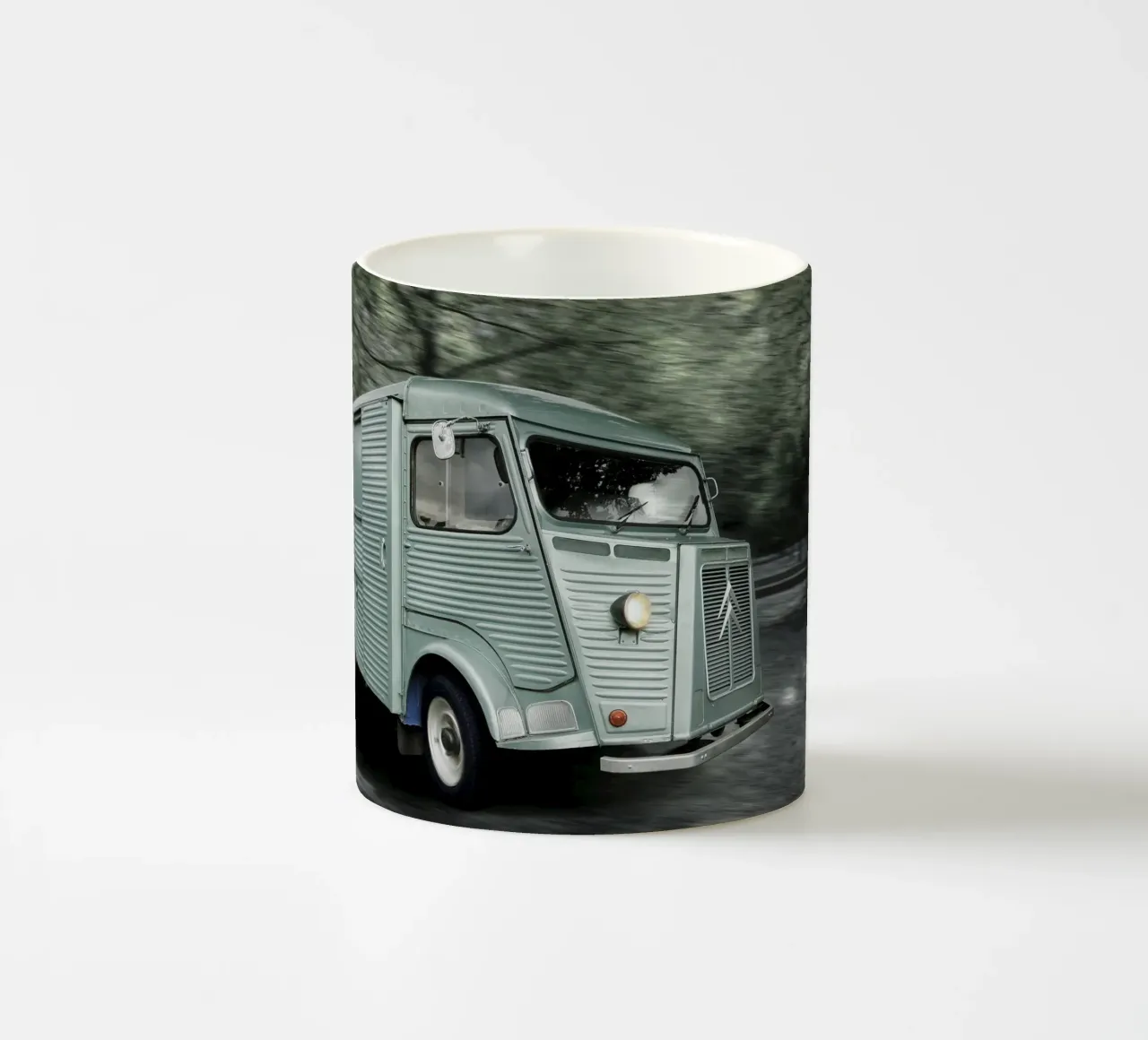 vecchio furgone francese per le consegne tazza in ceramica da Barbara Buderath Fotodesign