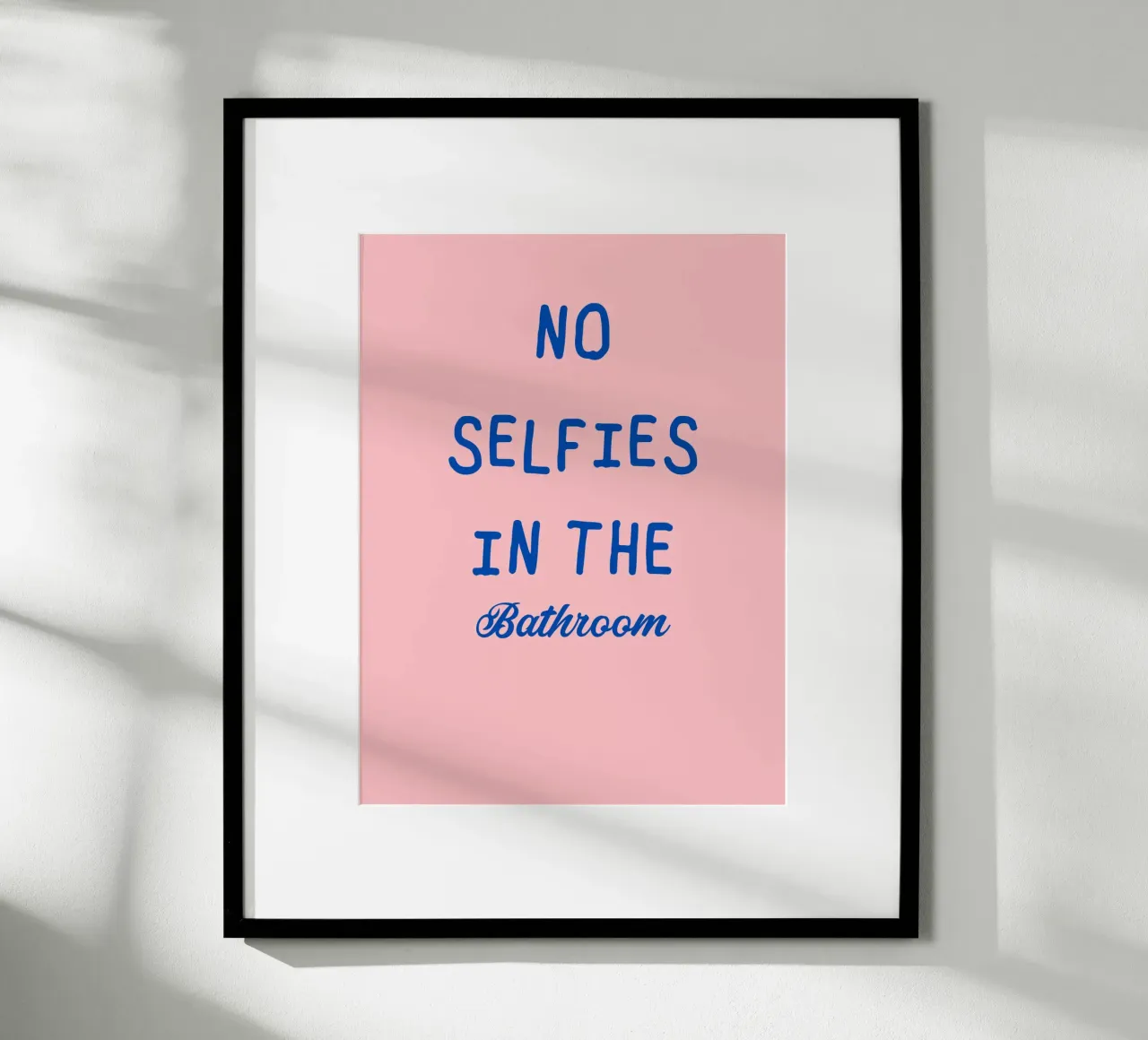 no selfies in the bathroom poster con telaio in legno da ramosashop