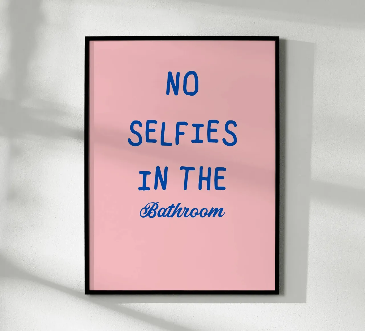 no selfies in the bathroom poster con telaio in legno da ramosashop