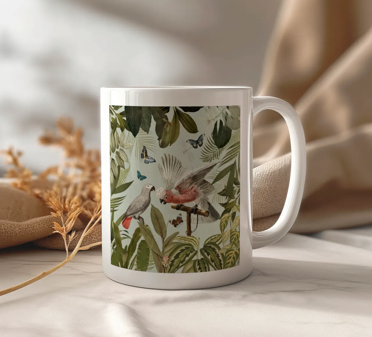 Nostálgicos loros tropicales luchan en un paisaje selvático taza de cerámica de Vintage World - Uta Naumann