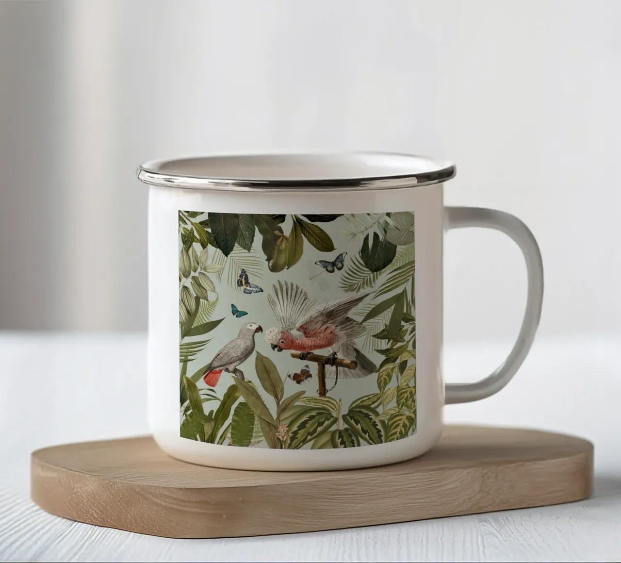 Nostalgici pappagalli tropicali combattono nel paesaggio della giungla tazza in smalto da Vintage World - Uta Naumann