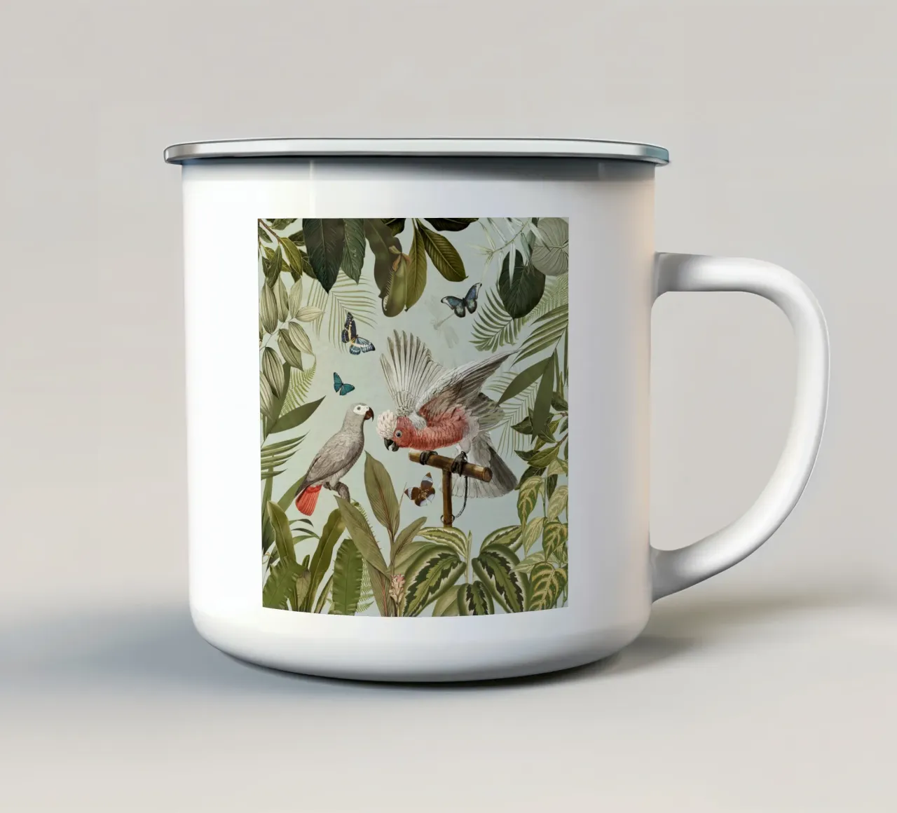 Nostalgici pappagalli tropicali combattono nel paesaggio della giungla tazza in smalto da Vintage World - Uta Naumann