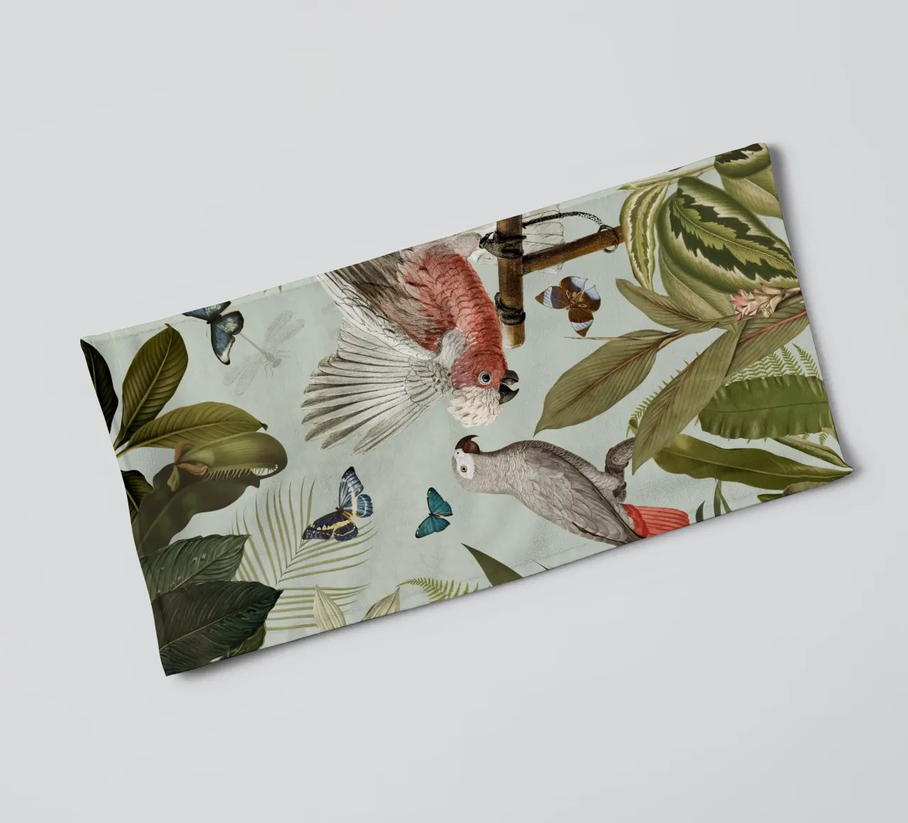 Nostálgicos loros tropicales luchan en un paisaje selvático toalla de baño de Vintage World - Uta Naumann
