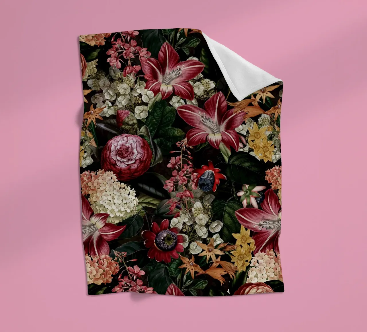 Giardino fiorito vintage e nostalgico di mezzanotte coperta in pile da Flower Garden - Uta Naumann