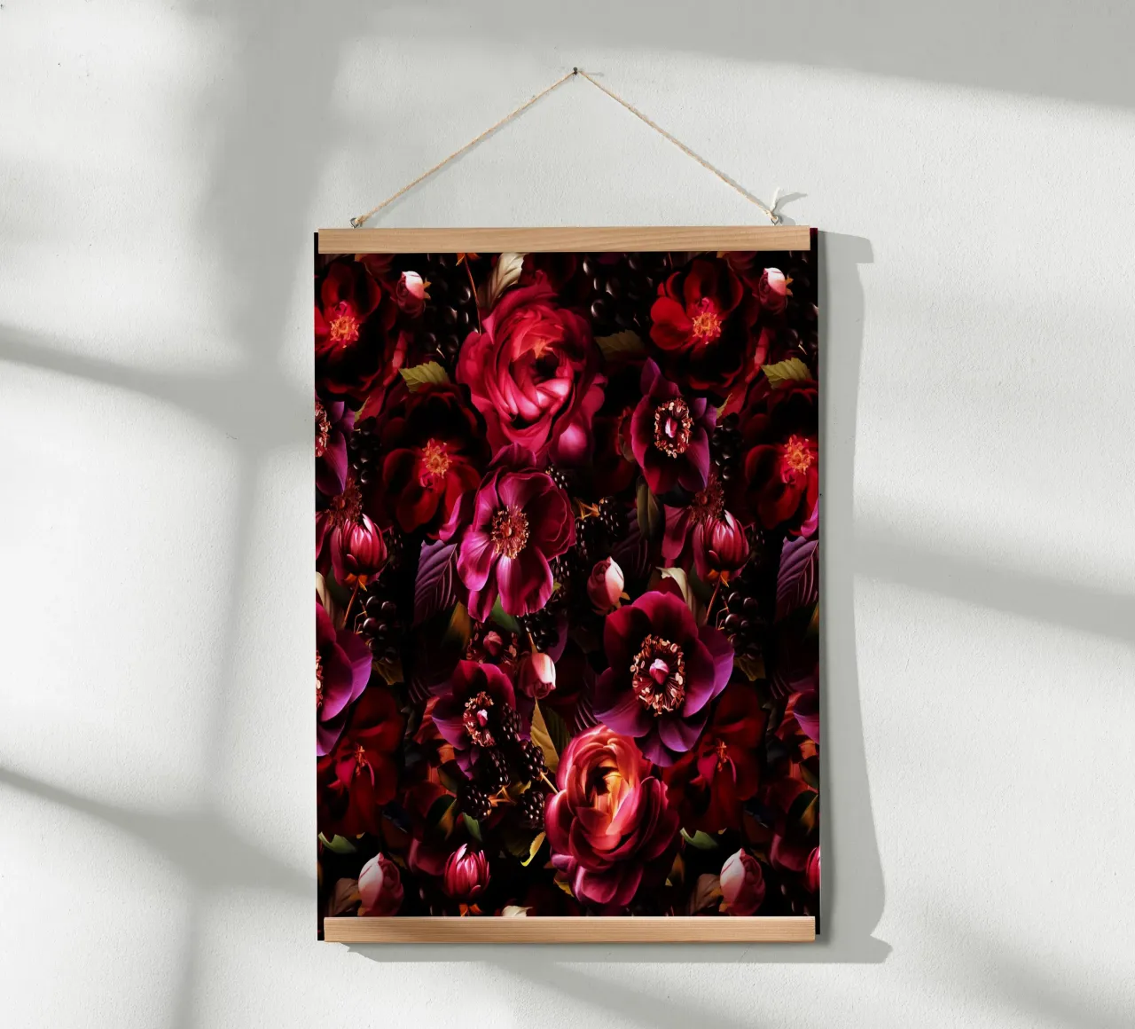 Anemoni scuri mistici vintage borgogna Rose bacche da giardino poster con telaio in legno da Flower Garden - Uta Naumann