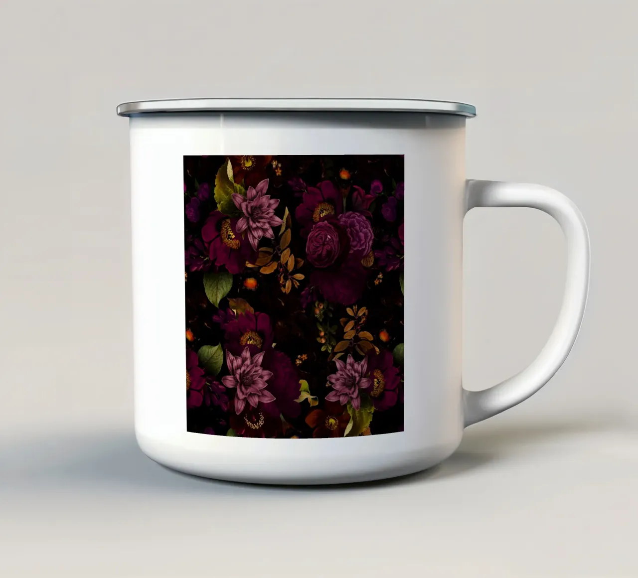 Drammatico roseto borghese di mezzanotte tazza in smalto da Flower Garden - Uta Naumann