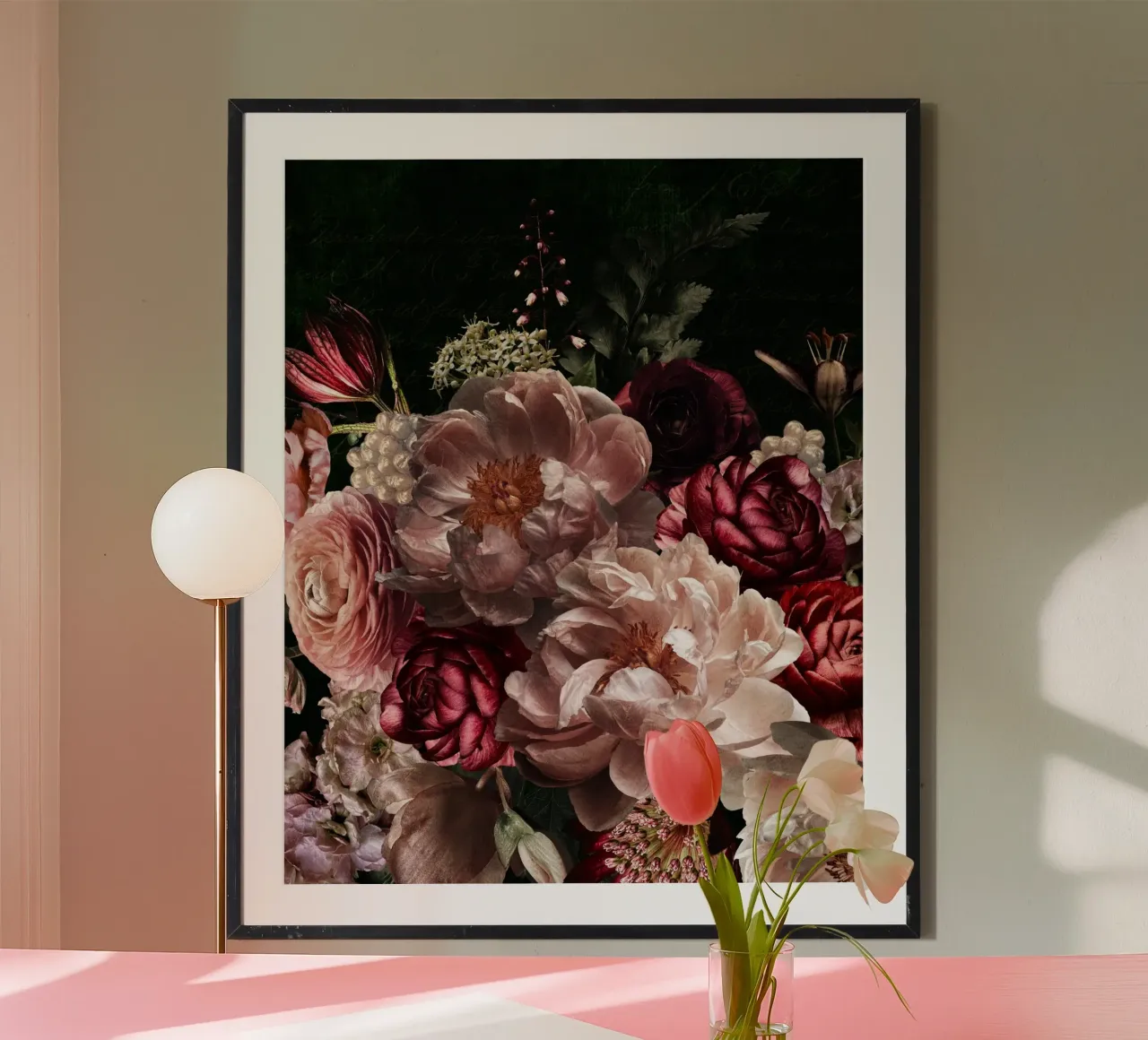 Composizione di Peonie Blush Rose Anemoni Su Nero poster con telaio in legno da Flower Garden - Uta Naumann
