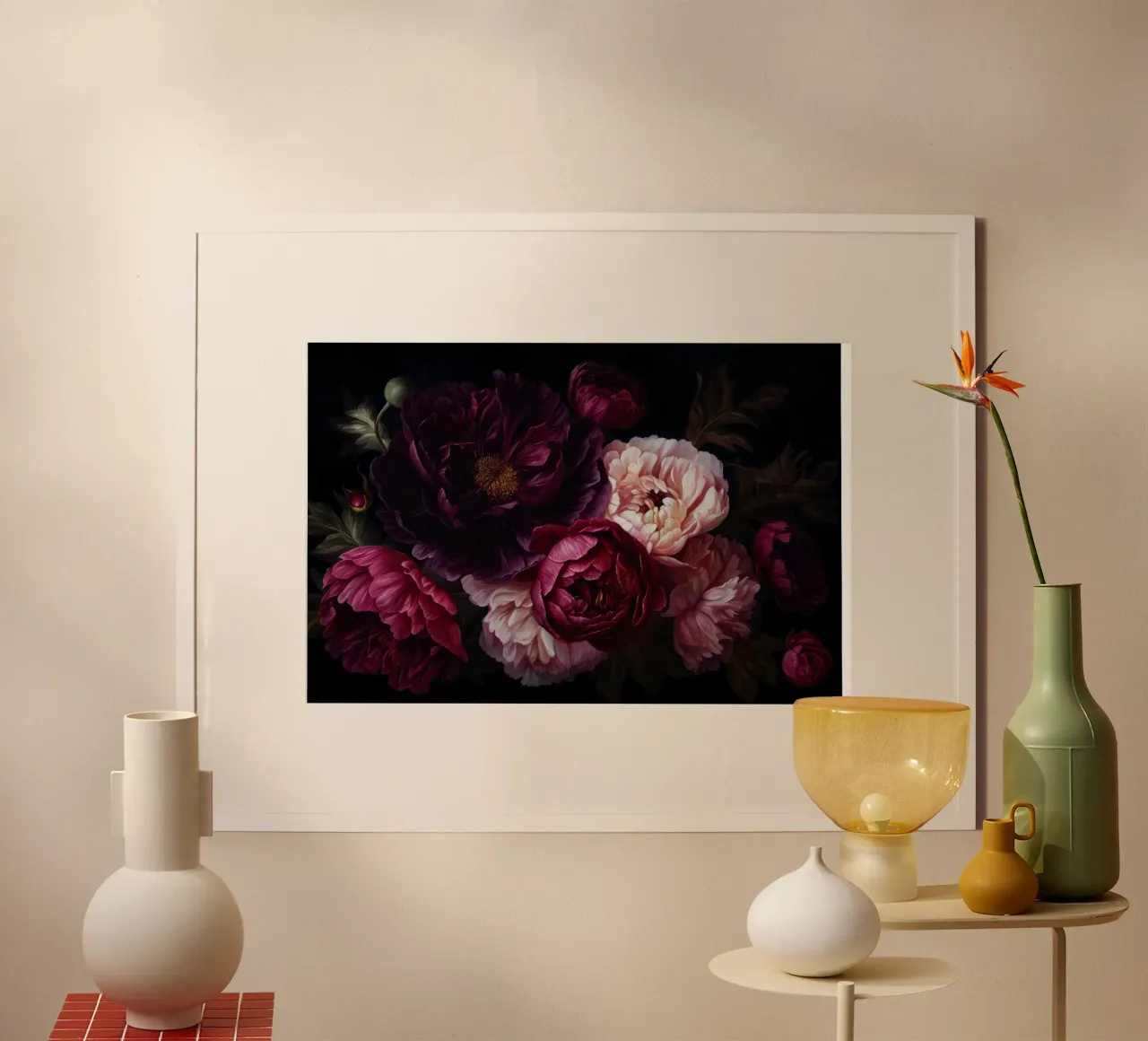 Bouquet vintage di peonie rosa e bordeaux in grassetto poster con telaio in plastica da Flower Garden - Uta Naumann