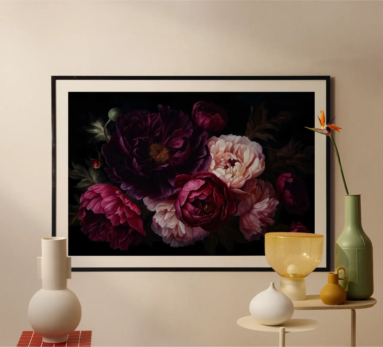 Bouquet vintage di peonie rosa e bordeaux in grassetto poster con telaio in plastica da Flower Garden - Uta Naumann