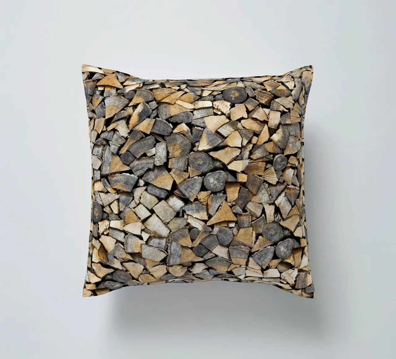 Rustic Warmth: Stacked Firewood cuscino da Curious Collections by Marielle Leenders