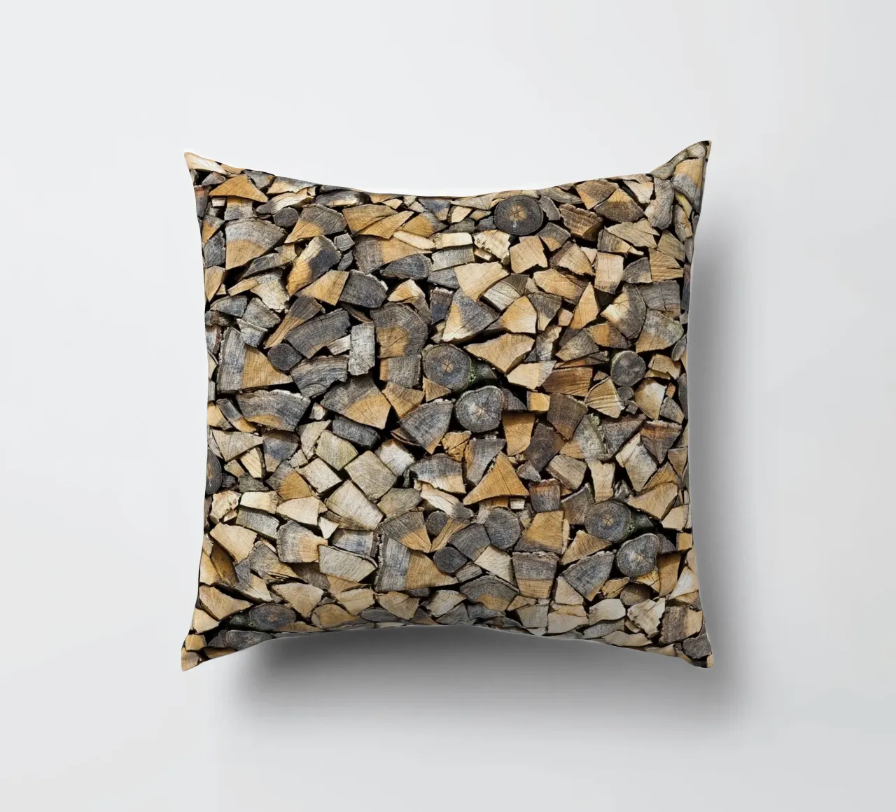 Rustic Warmth: Stacked Firewood cuscino da Curious Collections by Marielle Leenders