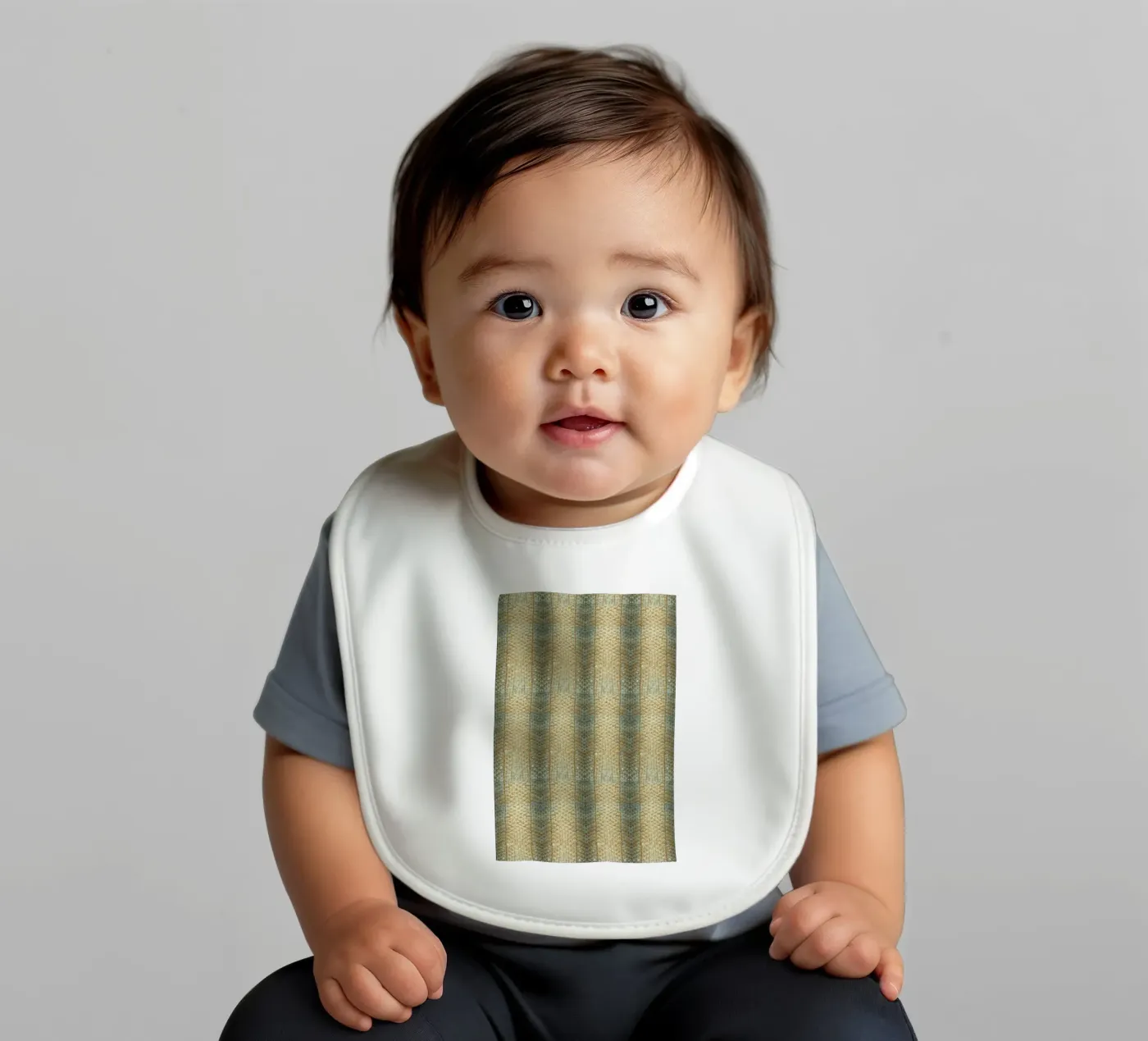 Aquatic Elegance: Fish Skin Pattern bavaglino da Curious Collections by Marielle Leenders